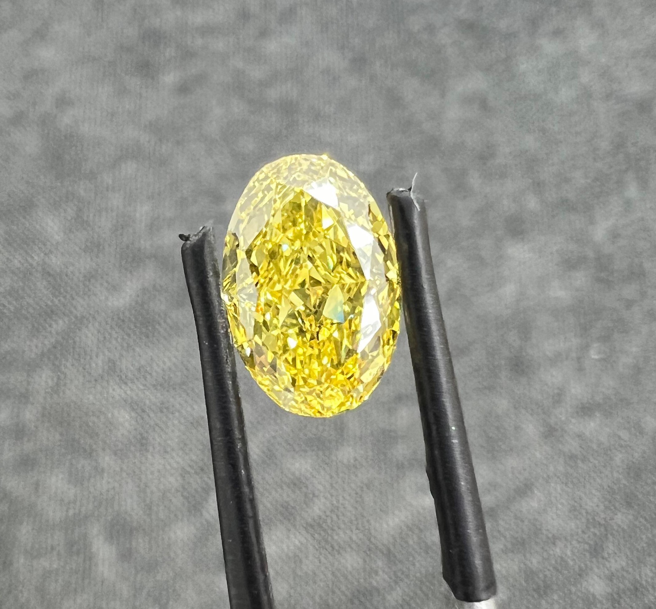 Бриллиант Лабораторный с огранкой Овал, фантазийного цвета FANCY VIVID YELLOW...