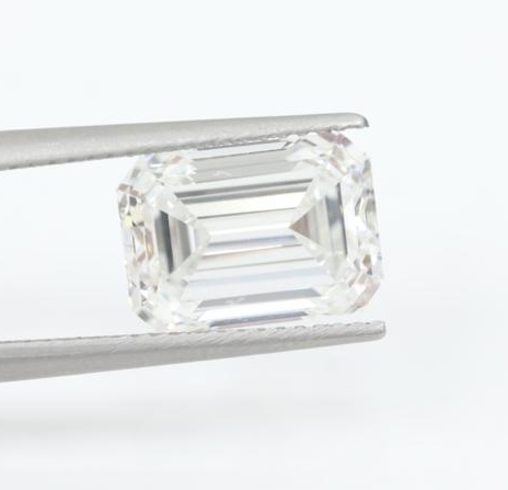 Diamante Laboratorio en forma de Esmeralda, color E y claridad VS1
