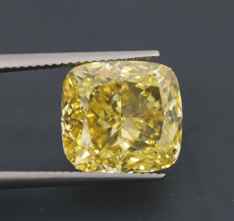 Бриллиант Лабораторный с огранкой Кушон, фантазийного цвета FANCY VIVID...