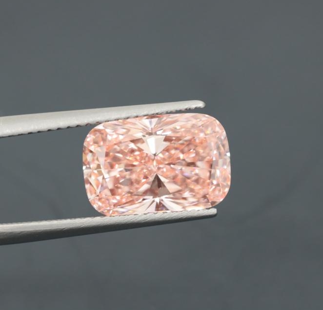 Бриллиант Лабораторный с огранкой Кушон, фантазийного цвета FANCY VIVID PINK...