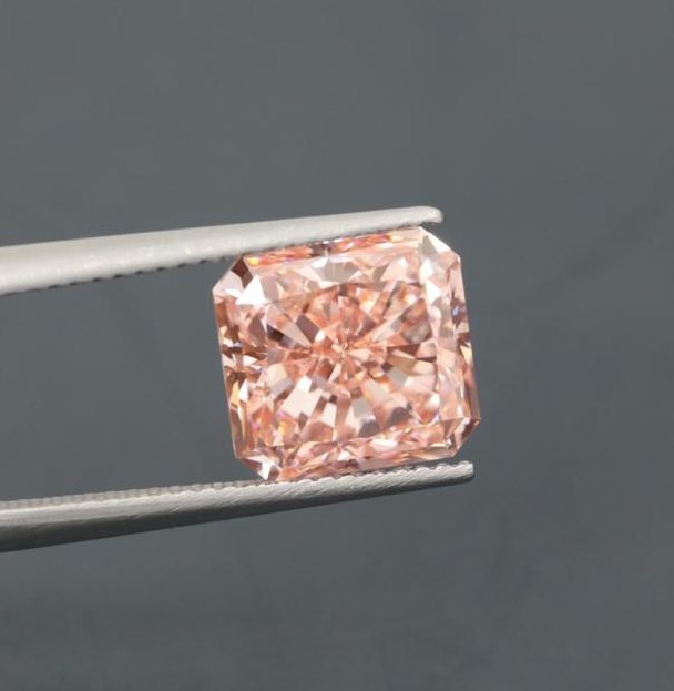 Бриллиант Лабораторный с огранкой Радиант, фантазийного цвета FANCY VIVID...